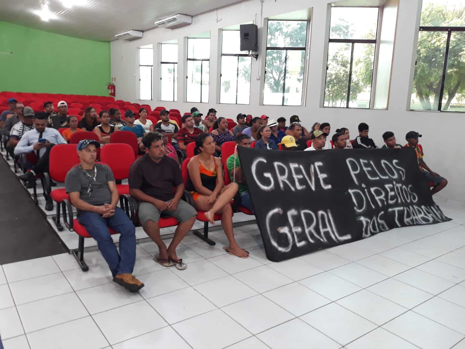 Trabalhadores em greve buscam, na Câmara, apoio para por fim a impasse