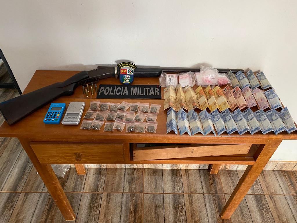 homem e preso pela policia militar apos ser flagrado com municoes maconha e cocaina