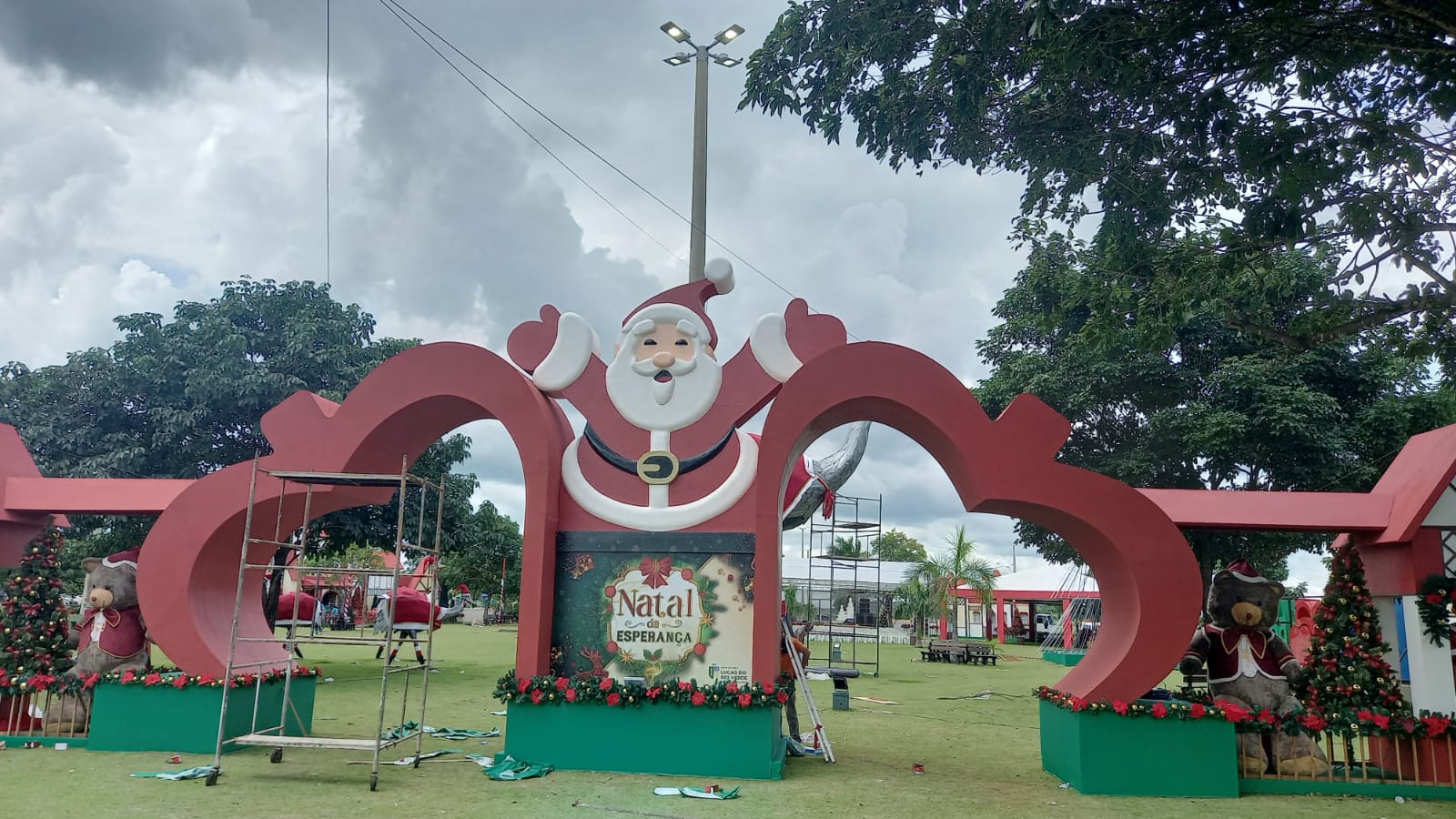 Vila Encantada recebe últimos detalhes para início do Natal da Esperança em Lucas do Rio Verde