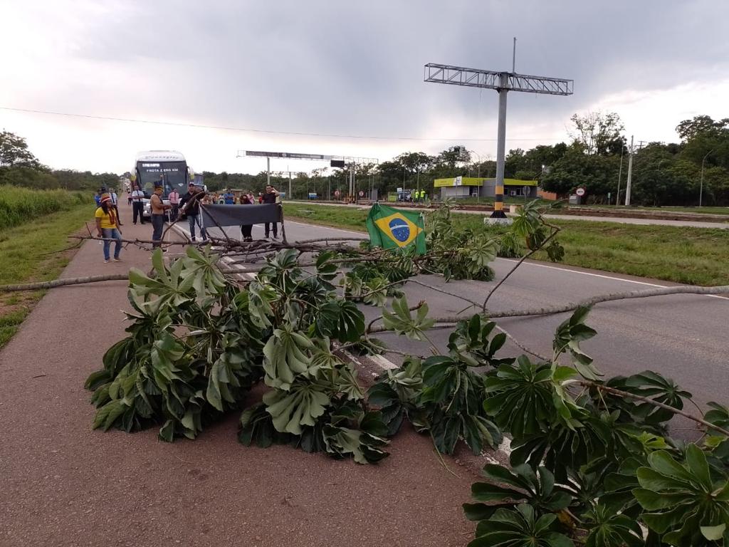 Indígenas bloqueiam trecho da BR 364 em Mato Grosso