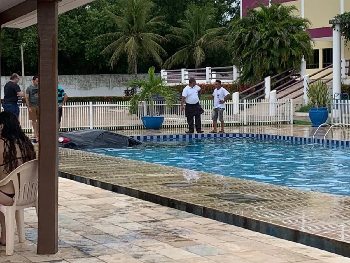 Motorista perde controle e cai com carro em piscina de hotel