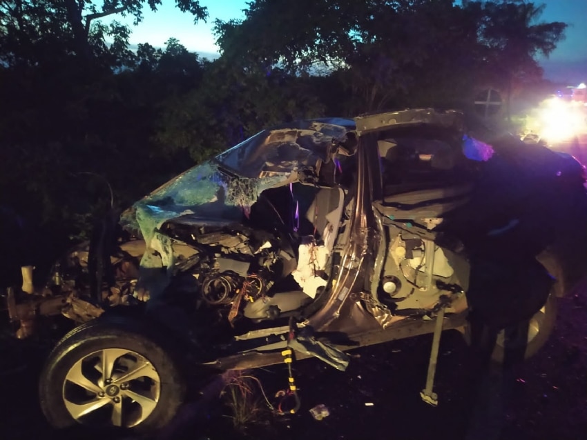 Motorista é arremessado para fora do veículo na Estrada da Guia e morre após colisão com caminhão