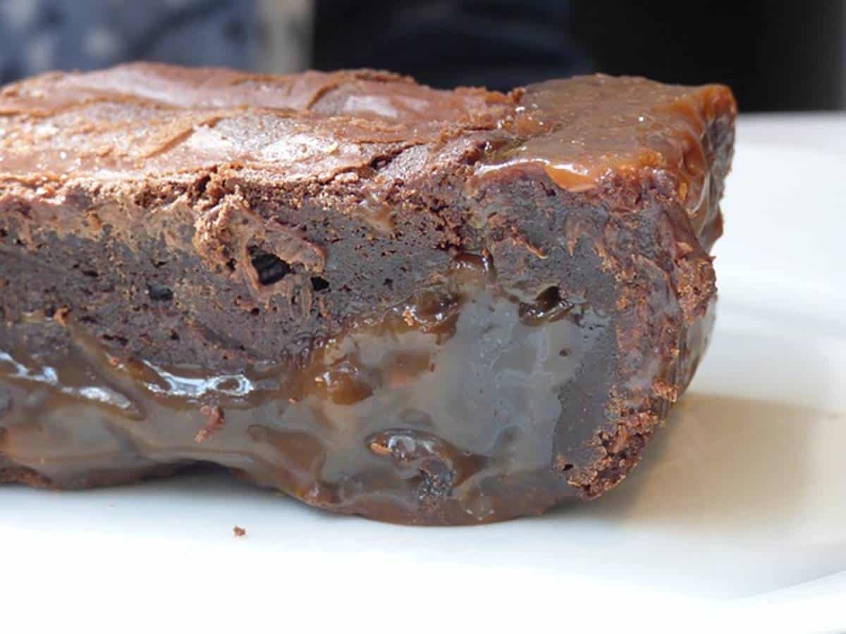 como fazer bolo de chocolate com caramelo