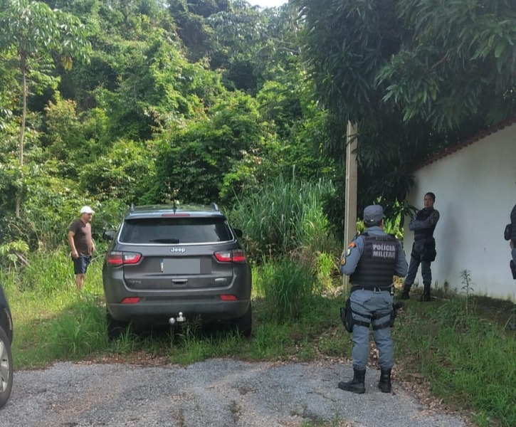 Criminosos abandonam veículo levado em assalto onde morador desmaiou após agressão
