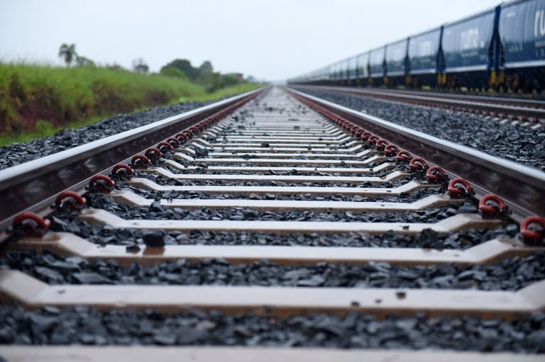 Empresa entrega primeiros 3km da ferrovia que ligará o sul do Estado eo médio-norte