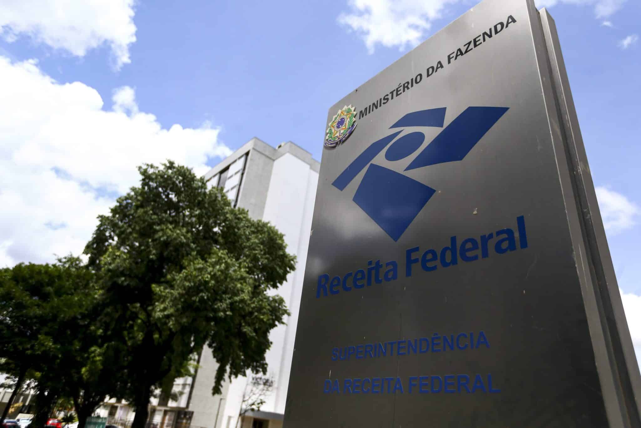 Receita apreende lixo hospitalar no Porto de Suape, em Pernambuco
