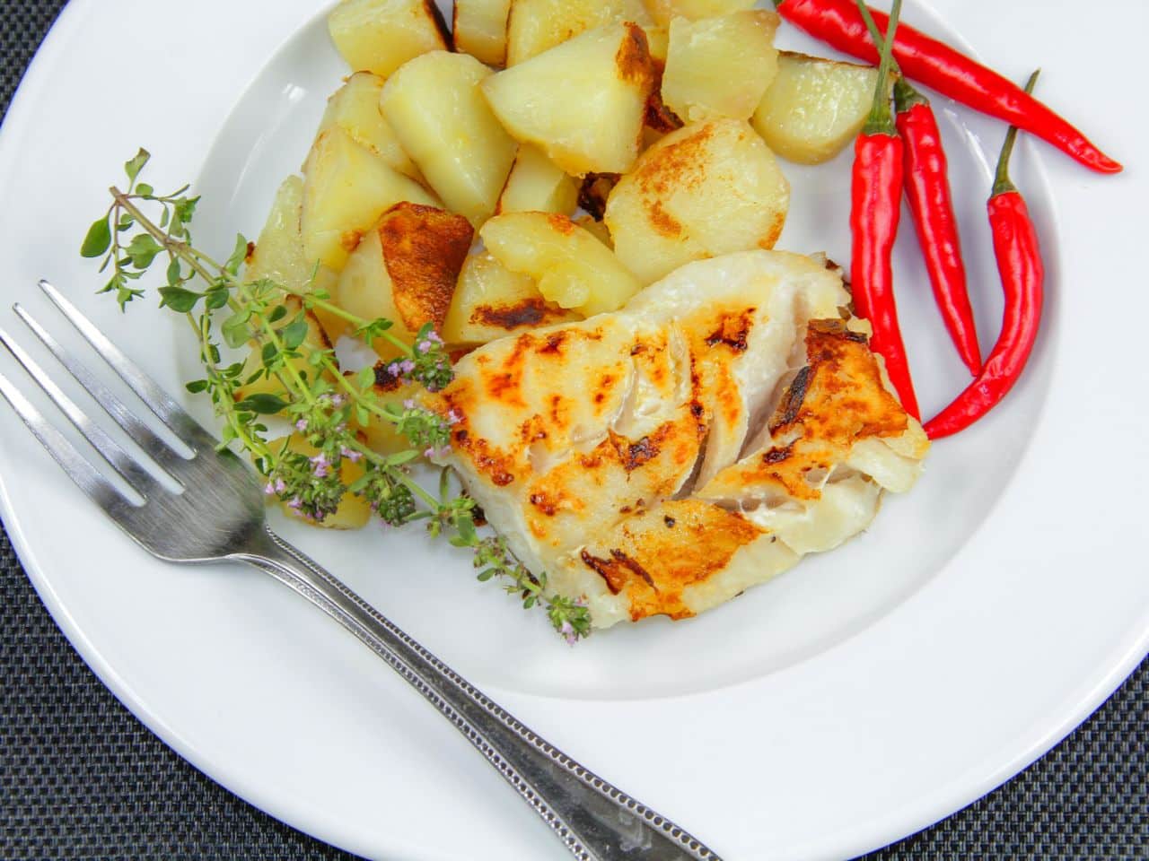 Vai um bacalhau com batatas no domingo? Veja como fazer!