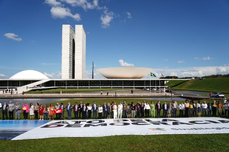 Ato público defende a democracia e o Parlamento, um mês após atos contra os Três Poderes