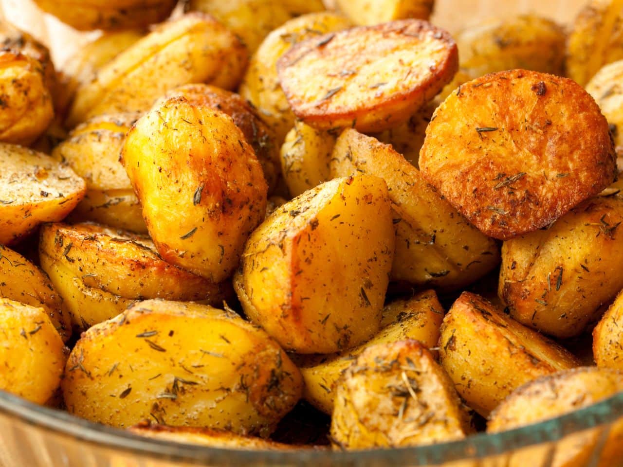 Como fazer batata assada com manteiga no forno?