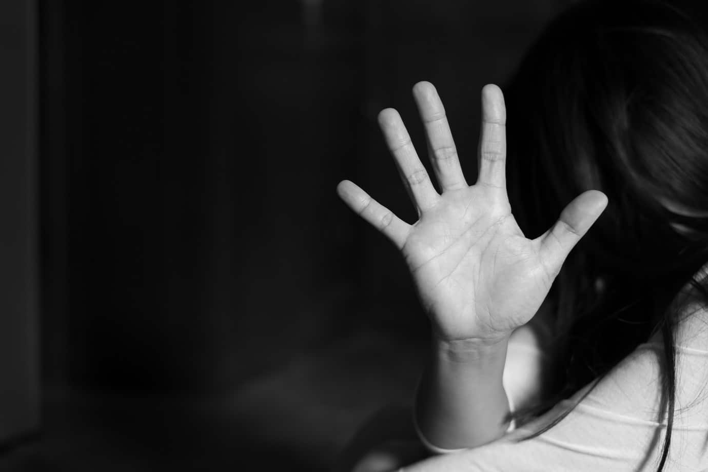 Após crise de ciúmes, homem mata a ex-mulher a facadas e mantém o filho de 1 ano refém em Mato Grosso