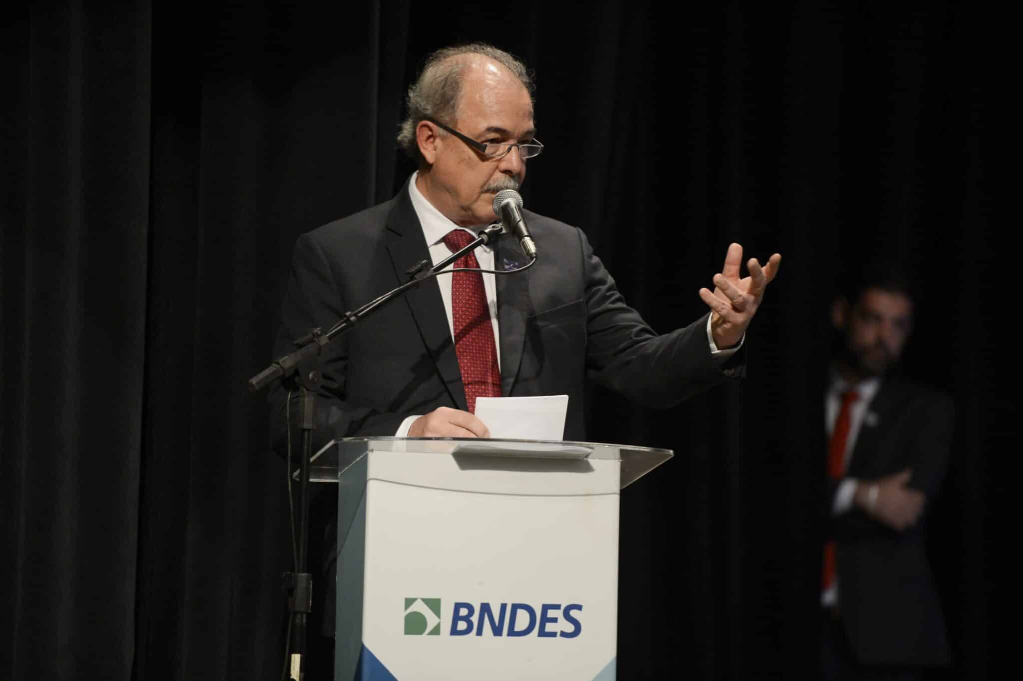 Mercadante anuncia criação de fórum com BNDES e trabalhadores