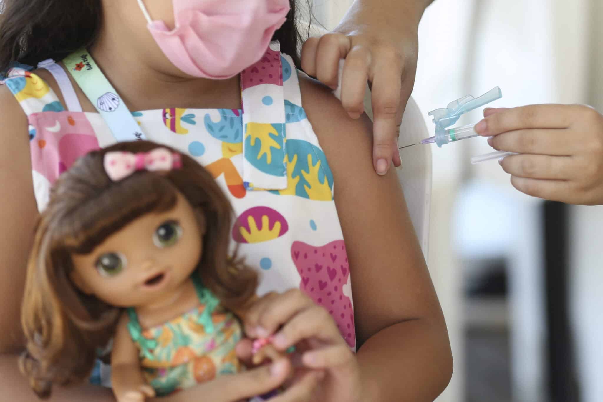 Avanço na vacinação infantil no Brasil: País sai da lista dos 20 com mais crianças sem vacinas