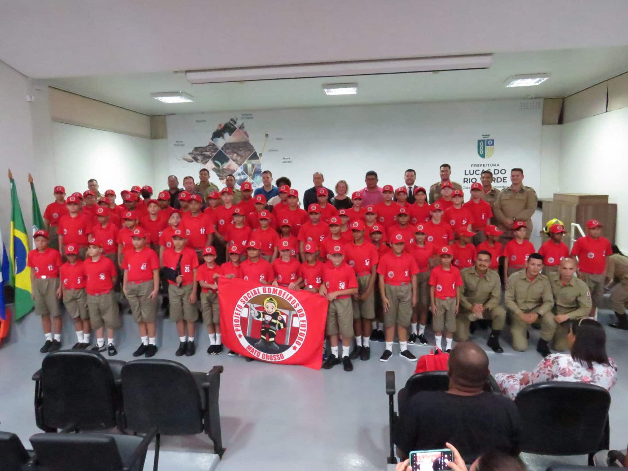 Comunidade prestigia aula inaugural da 12ª turma do Bombeiros do Futuro