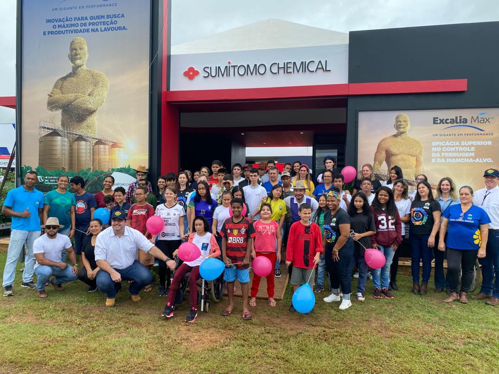 Multinacional convida visitantes de seu estande a doarem recursos para a APAE em Lucas do Rio Verde