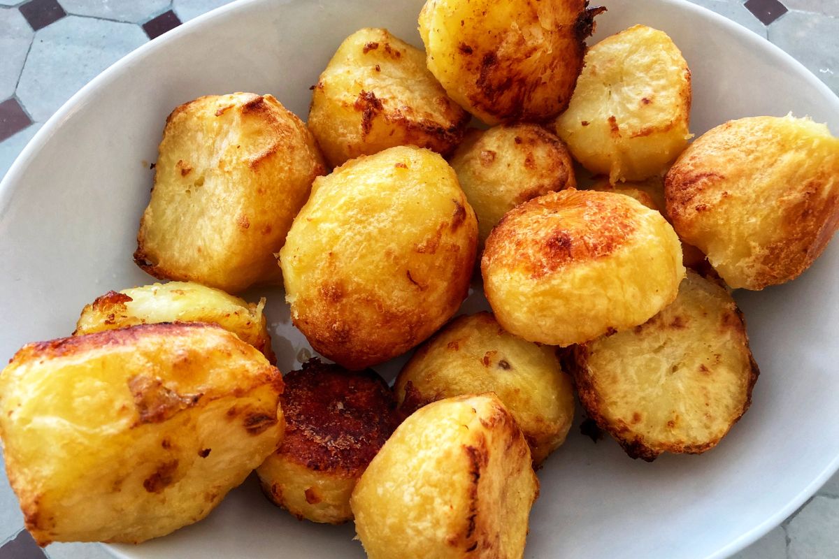 Como fazer batatas coradas para carne assada