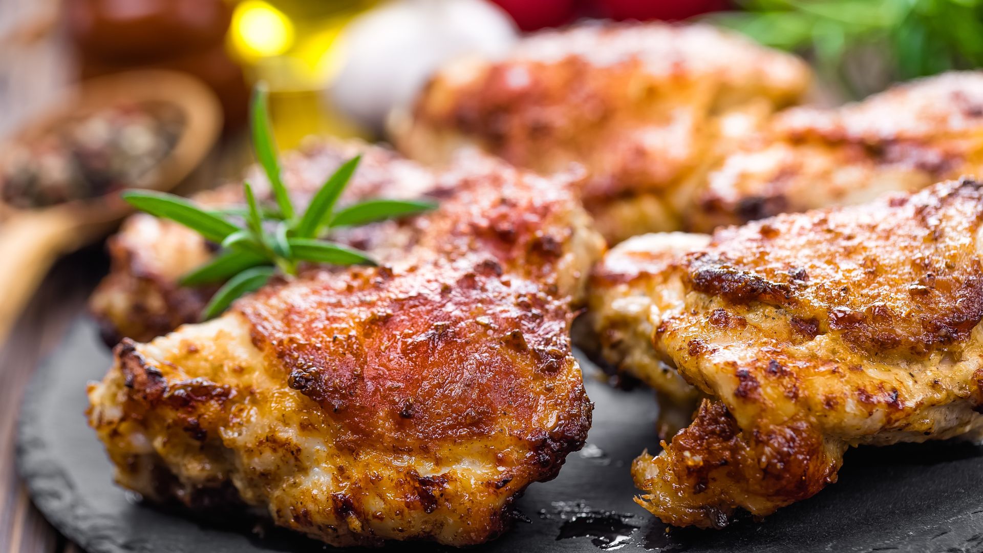 Como fazer coxa de frango assada: Com laranja e muito tempero!