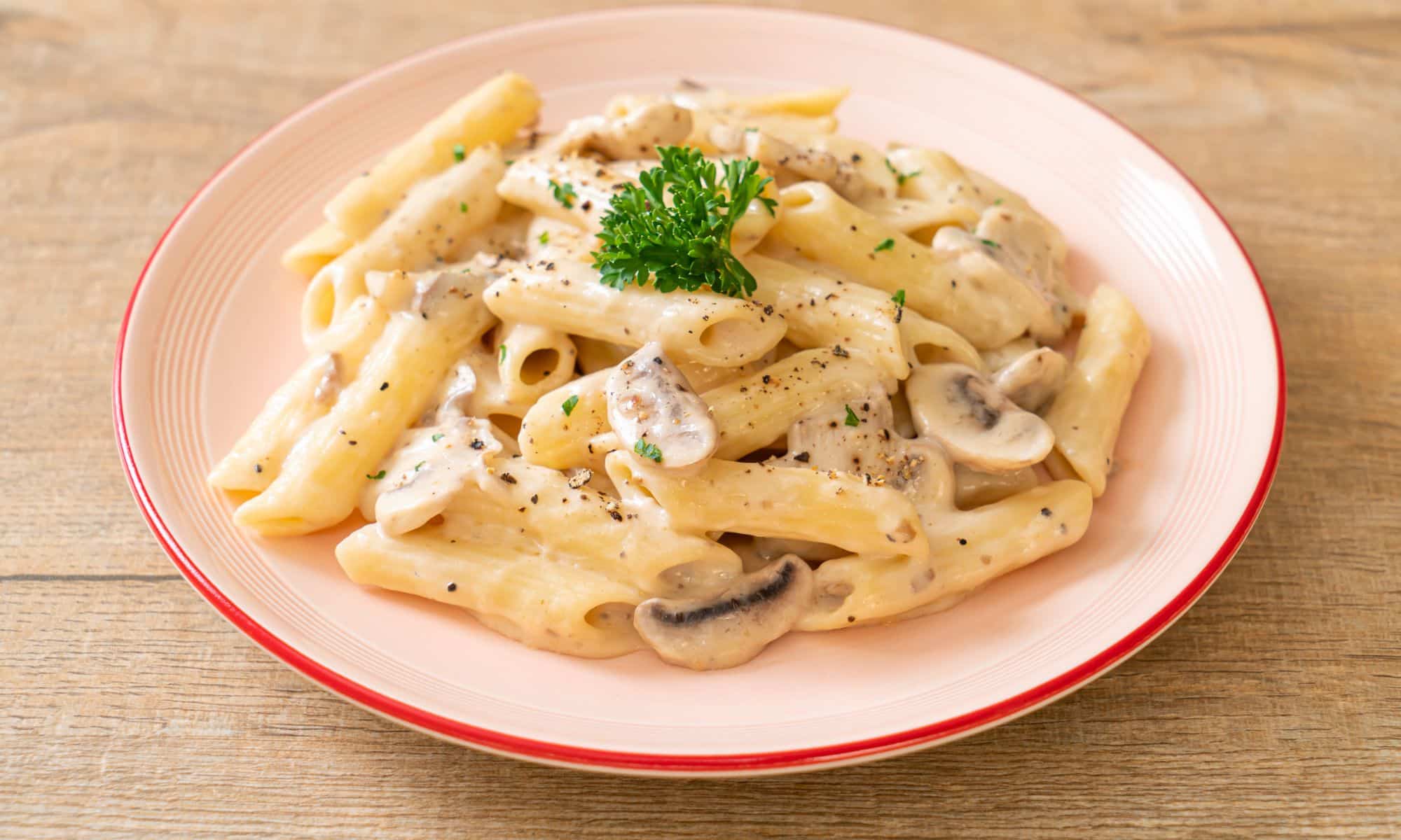Como fazer penne ao molho branco tradicional?