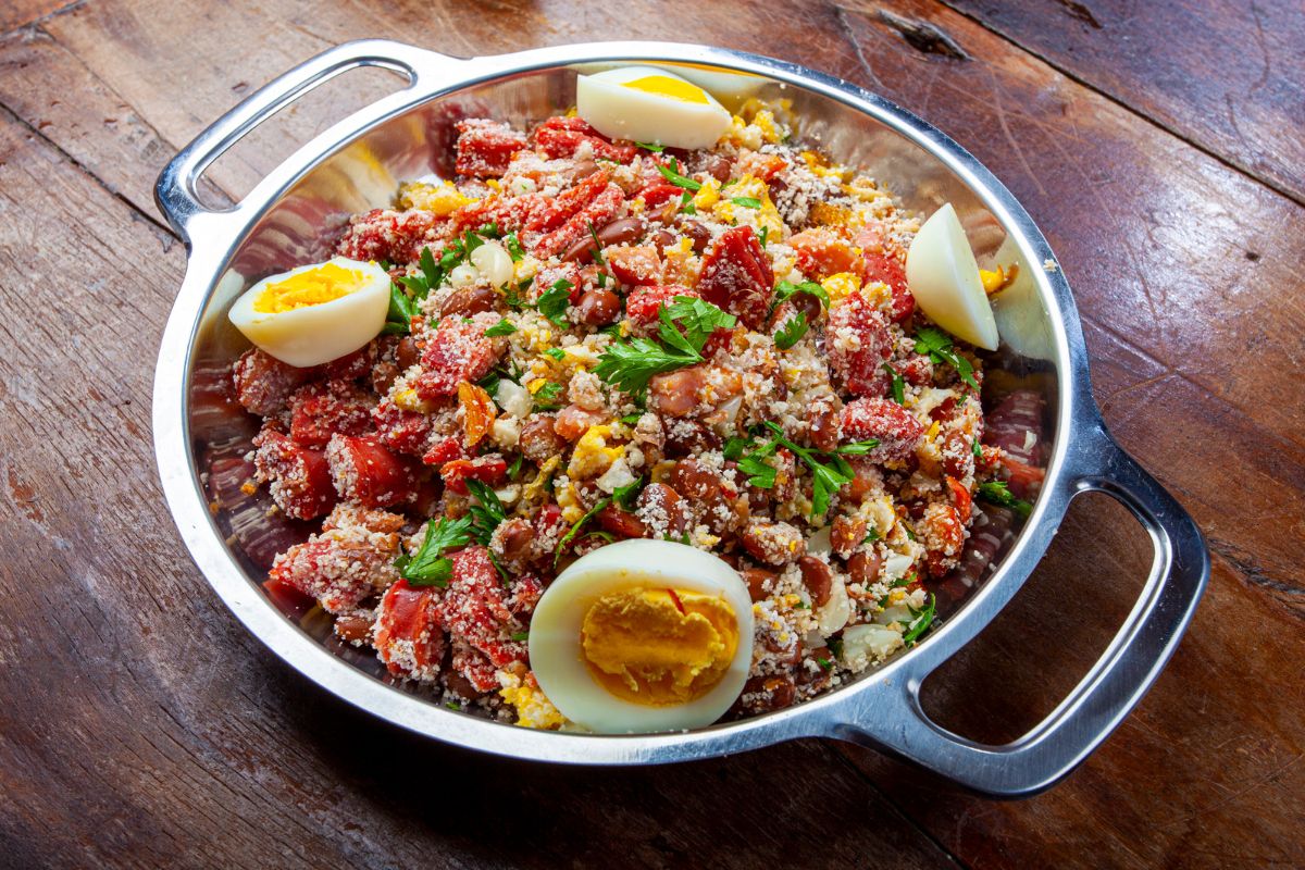 Receita de feijão tropeiro: Faça no churrasco de hoje!