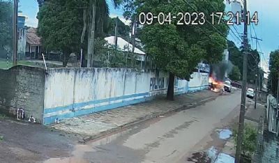 Criminosos invadem cidade de MT, ateiam fogo em veículos e atacam base da Polícia Militar (vídeos)