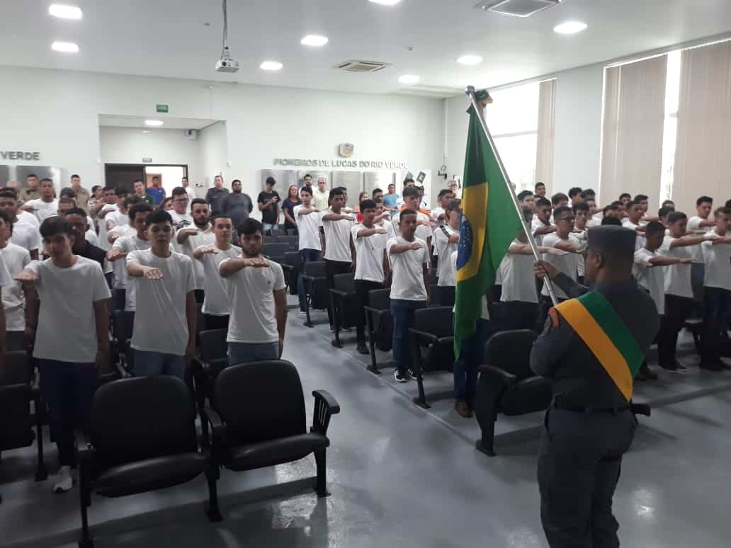 Jovens prestam juramento a bandeira em cerimônia cívico militar em Lucas do Rio Verde