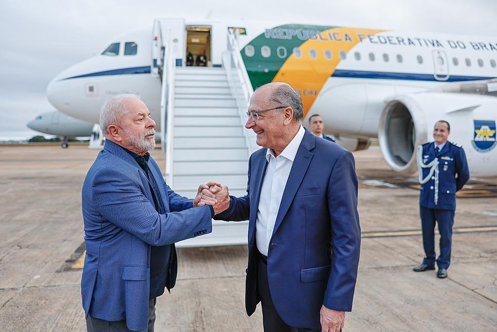 Lula embarca para China e Alckmin assume Presidência