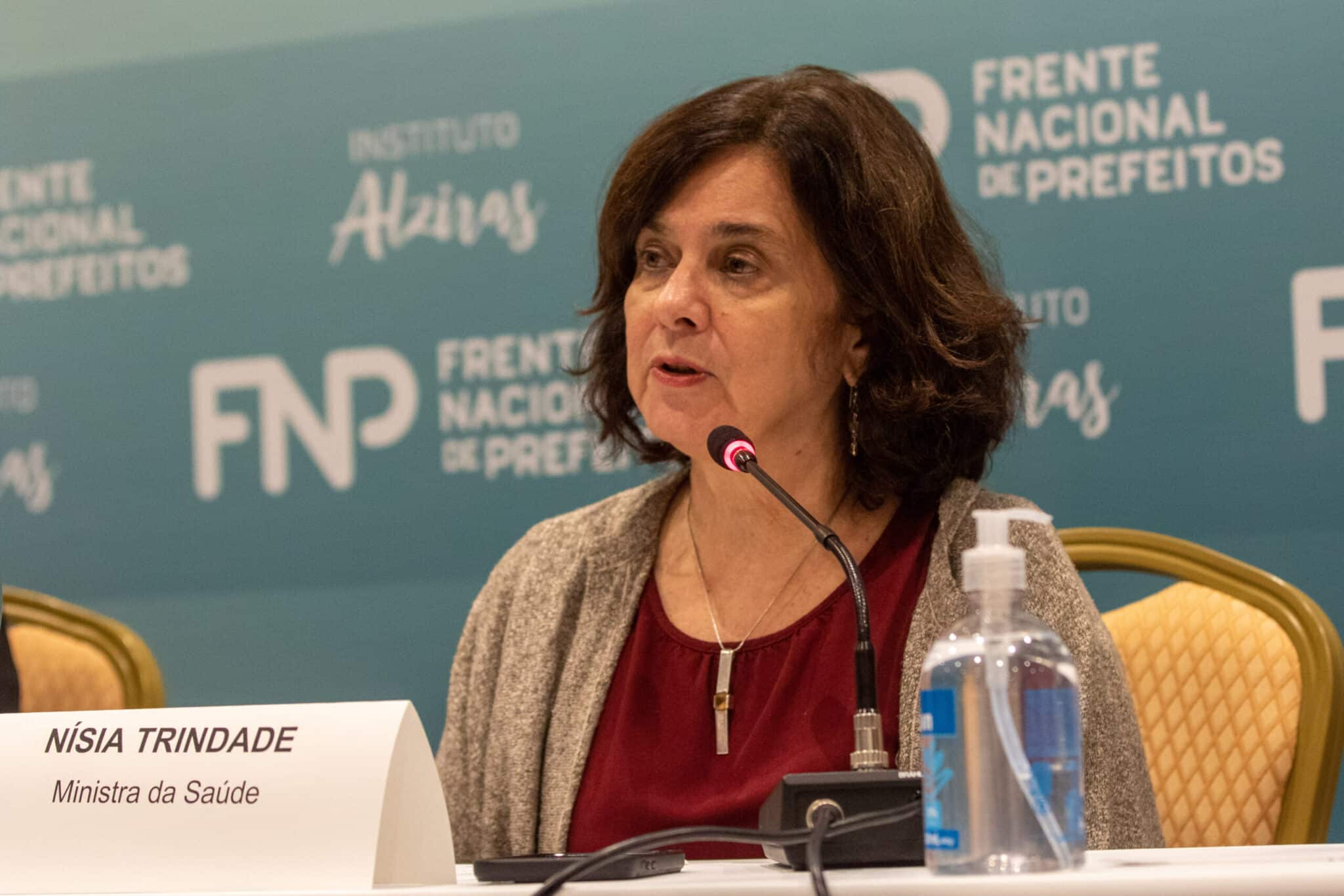 “É hora de intensificar a vacinação”, diz ministra sobre covid-19