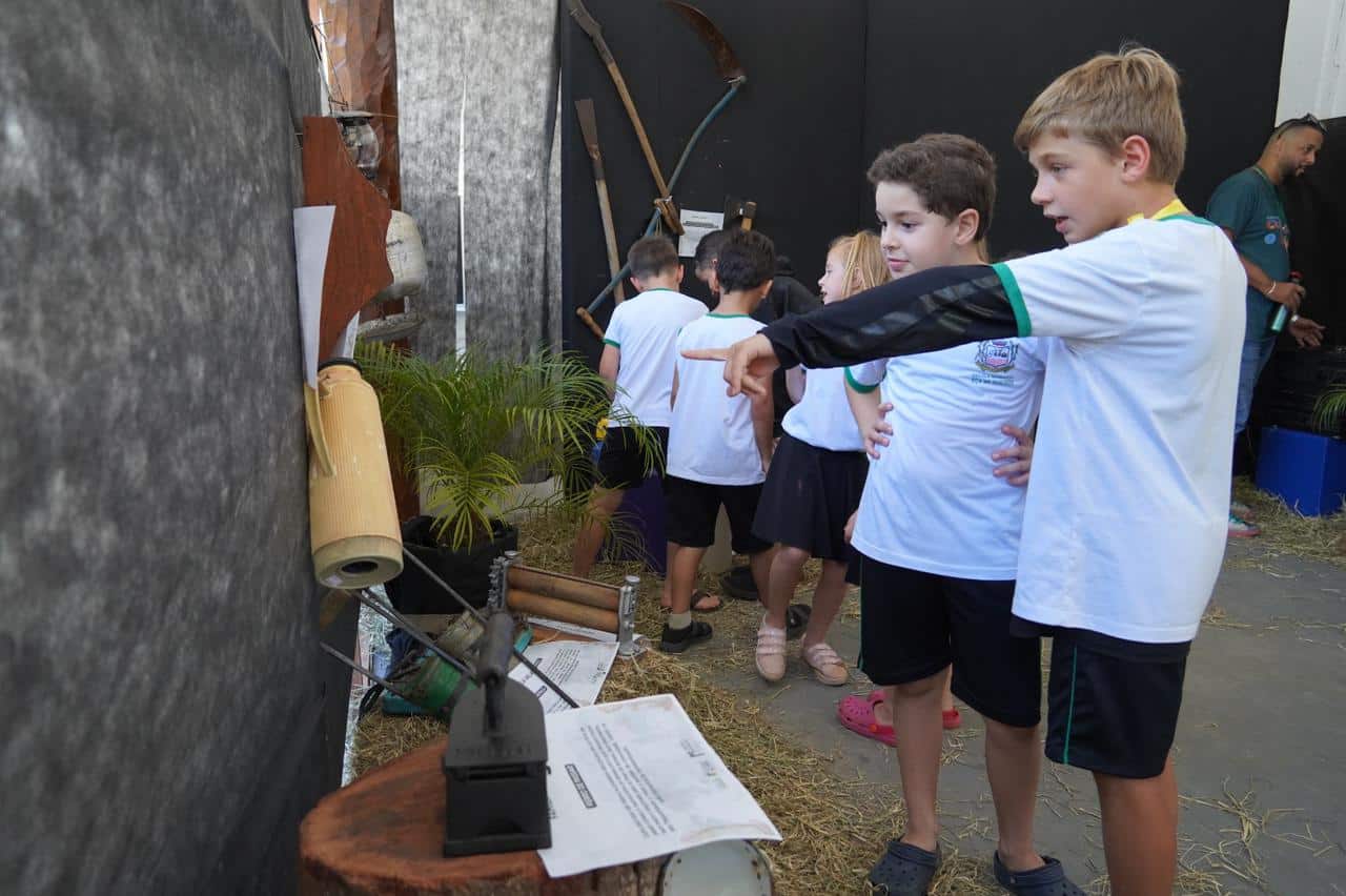 Pioneira elogia exposição de peças antigas: “As crianças têm que saber como era no início’