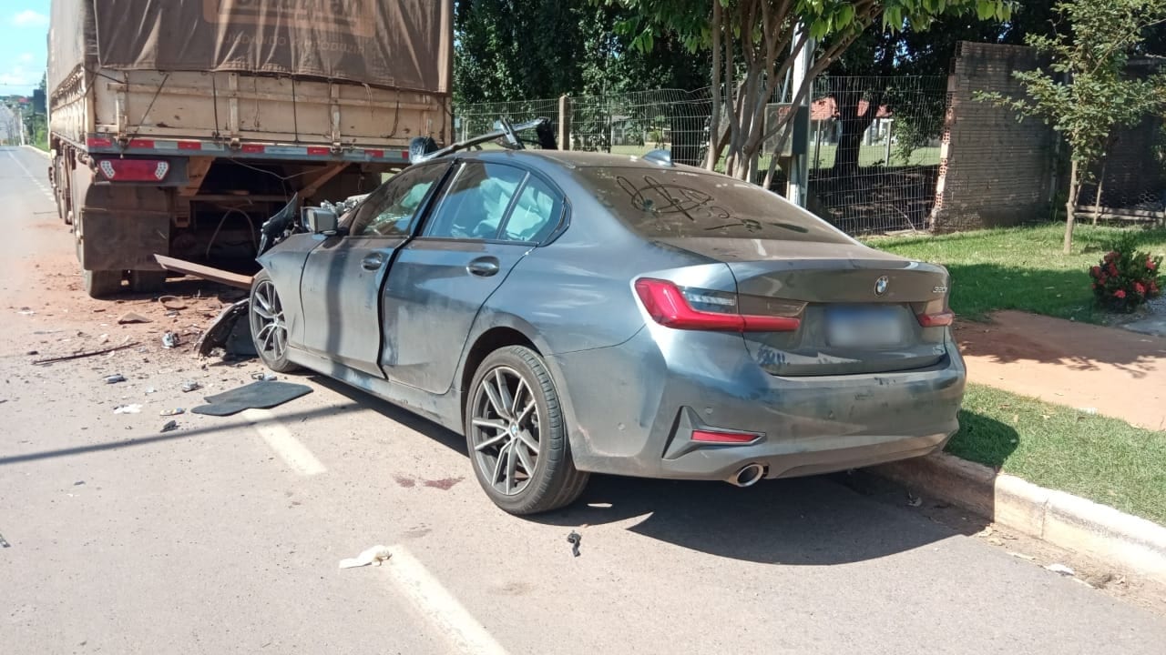 Adolescentes roubam veículo e na fuga sofrem acidente em Lucas do Rio Verde