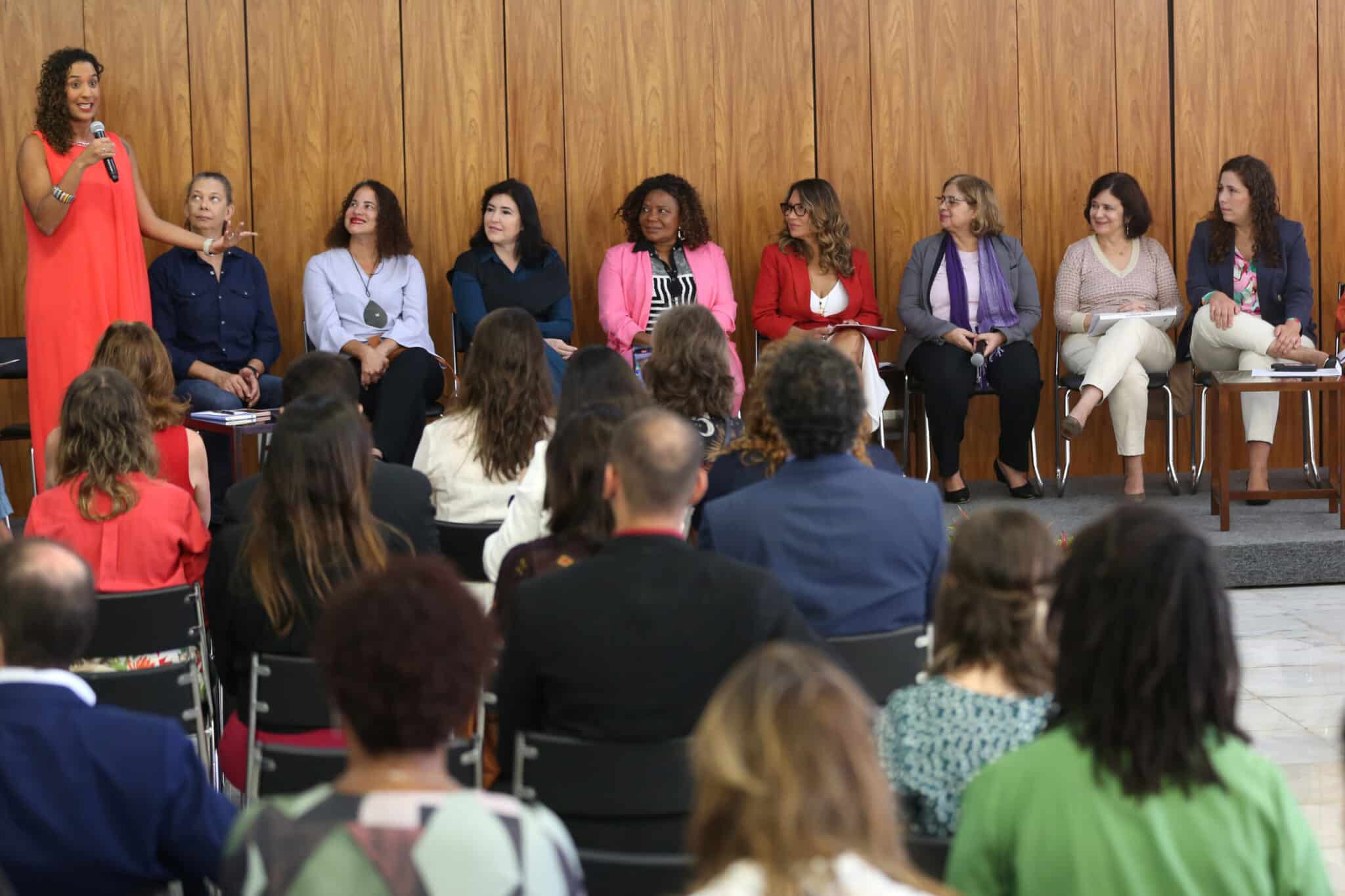 Mulheres ocupam 34% de cargos de alta liderança no setor público