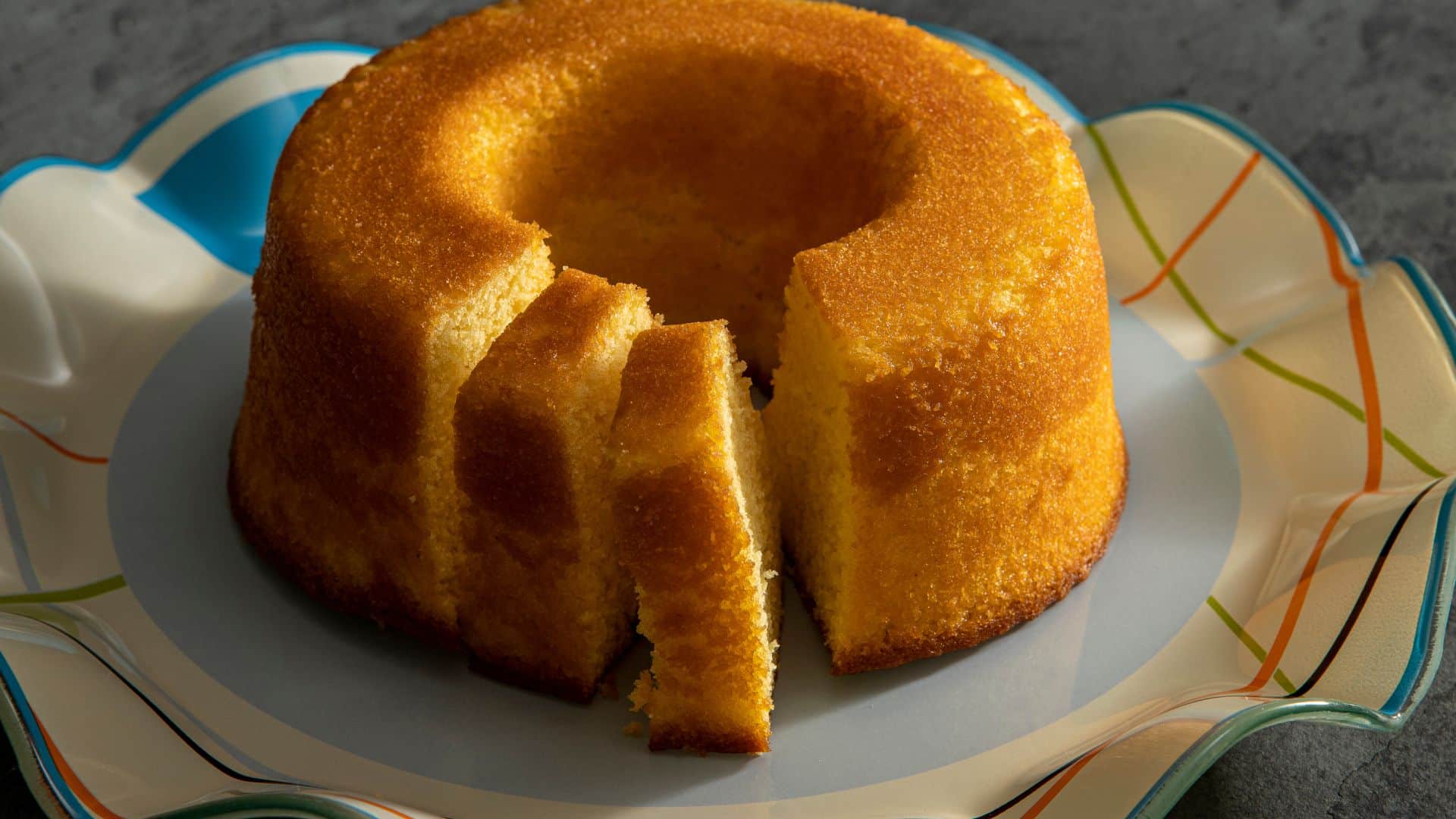Bolo de fubá cremosinho para acompanhar seu cafezinho!