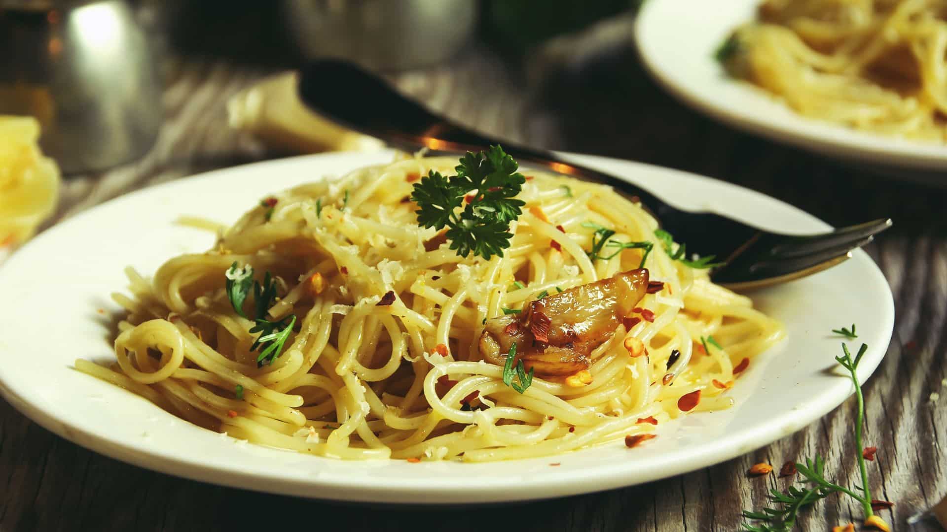 Macarrão alho e óleo: 5 variações para fazer em casa