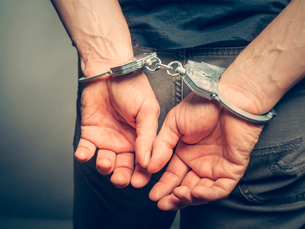 O suspeito teve o mandado de prisão preventiva expedido por descumprimento de medidas protetivas de urgência