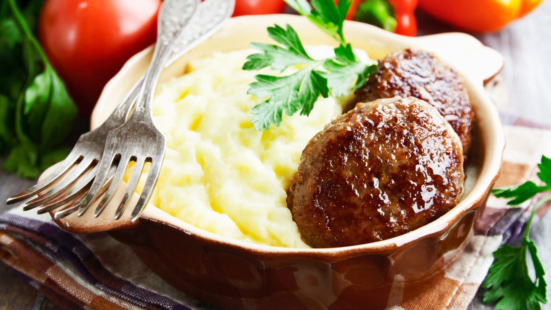 Purê de batata com almondegas em 20 minutos
