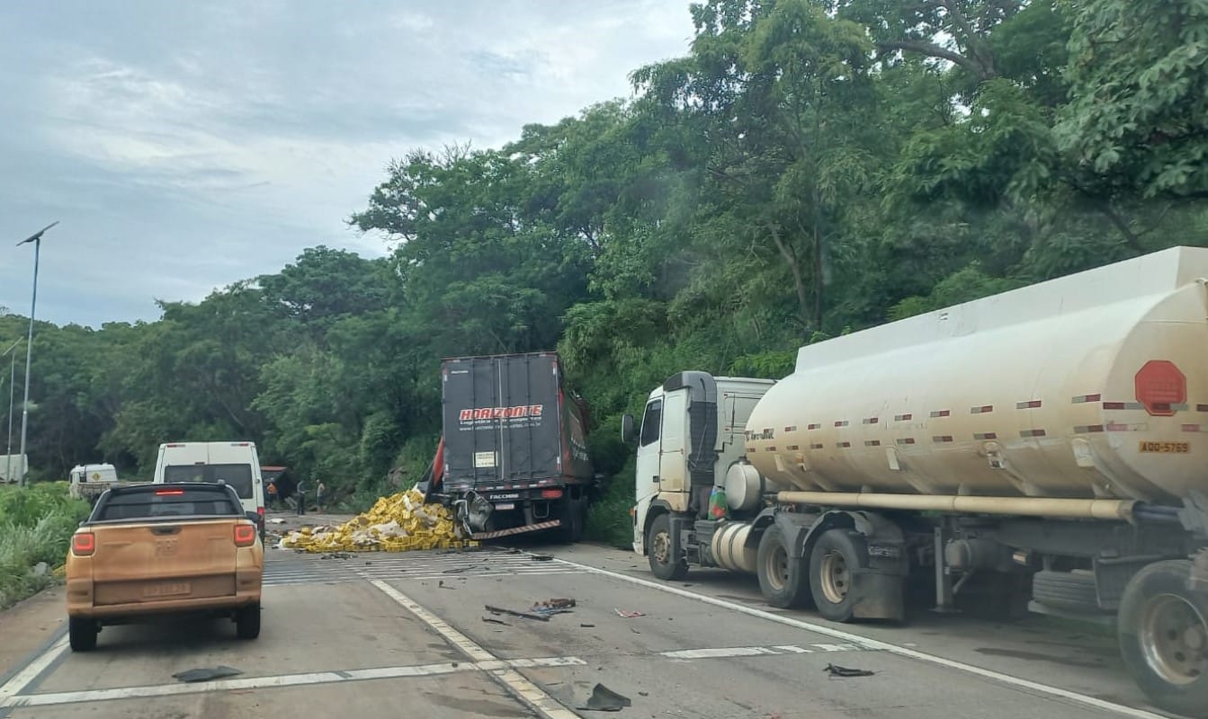 Tráfego interditado na BR-364 após grave acidente com vários veículos