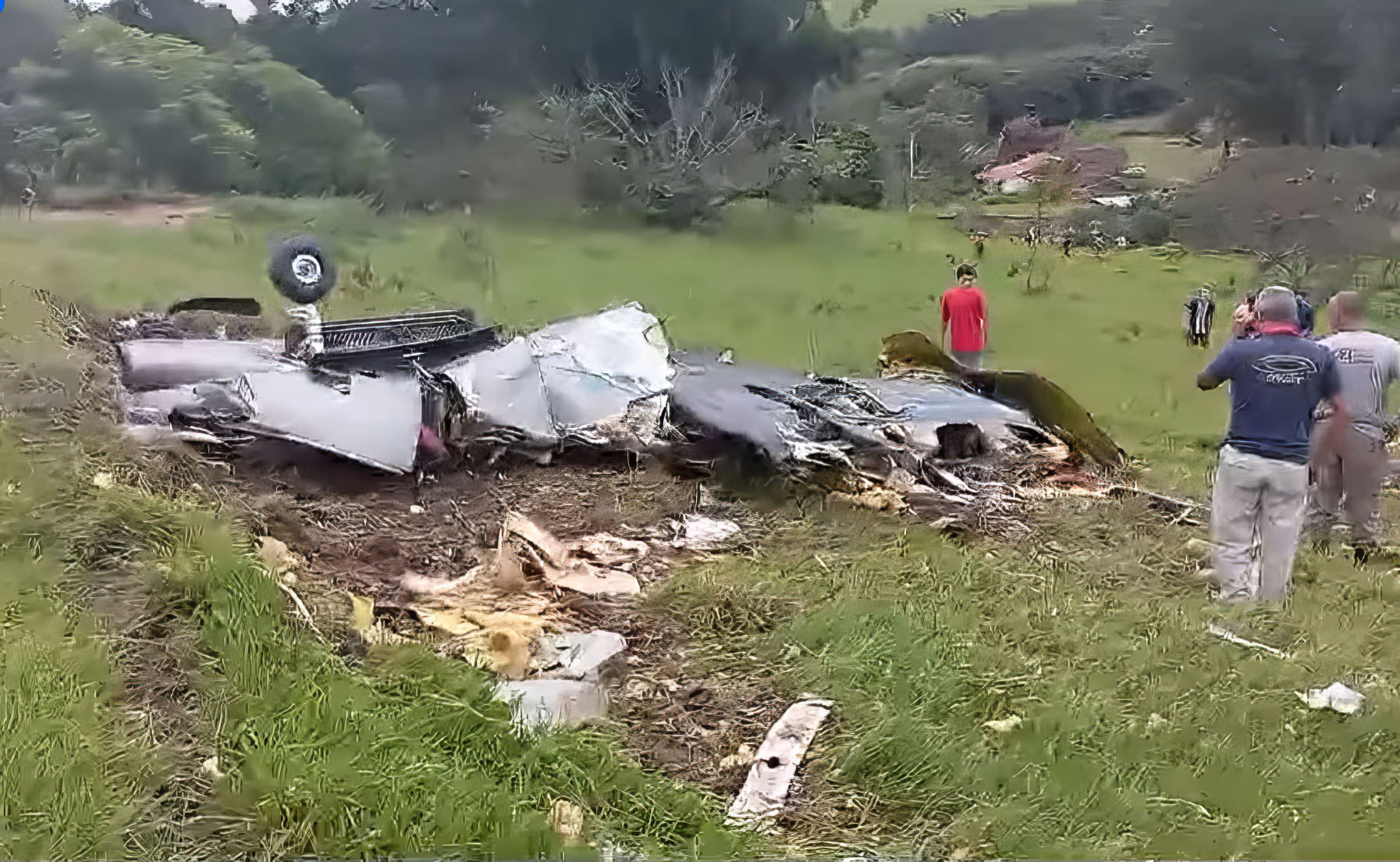 Avião cai em Minas Gerais e deixa sete mortos
