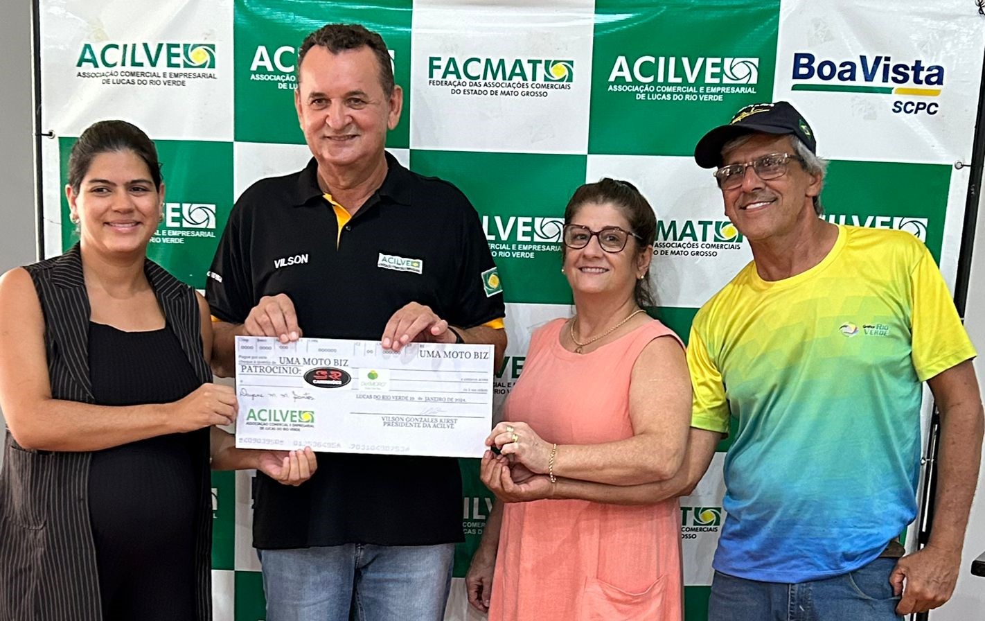 Consumidores recebem prêmios do sorteio Natal Acilve 2023