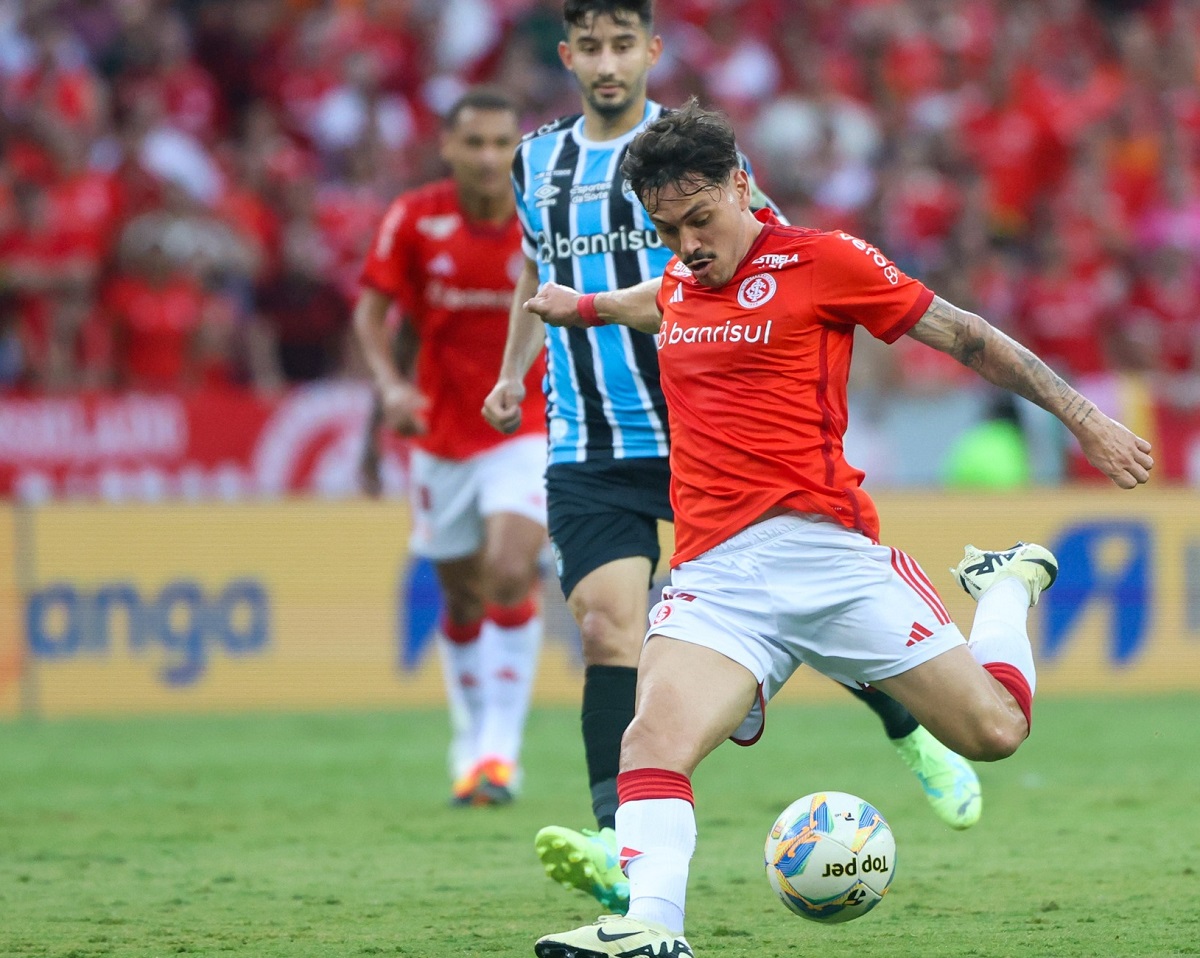 Inter marca no final, vence o Grêmio e garante liderança do Gauchão