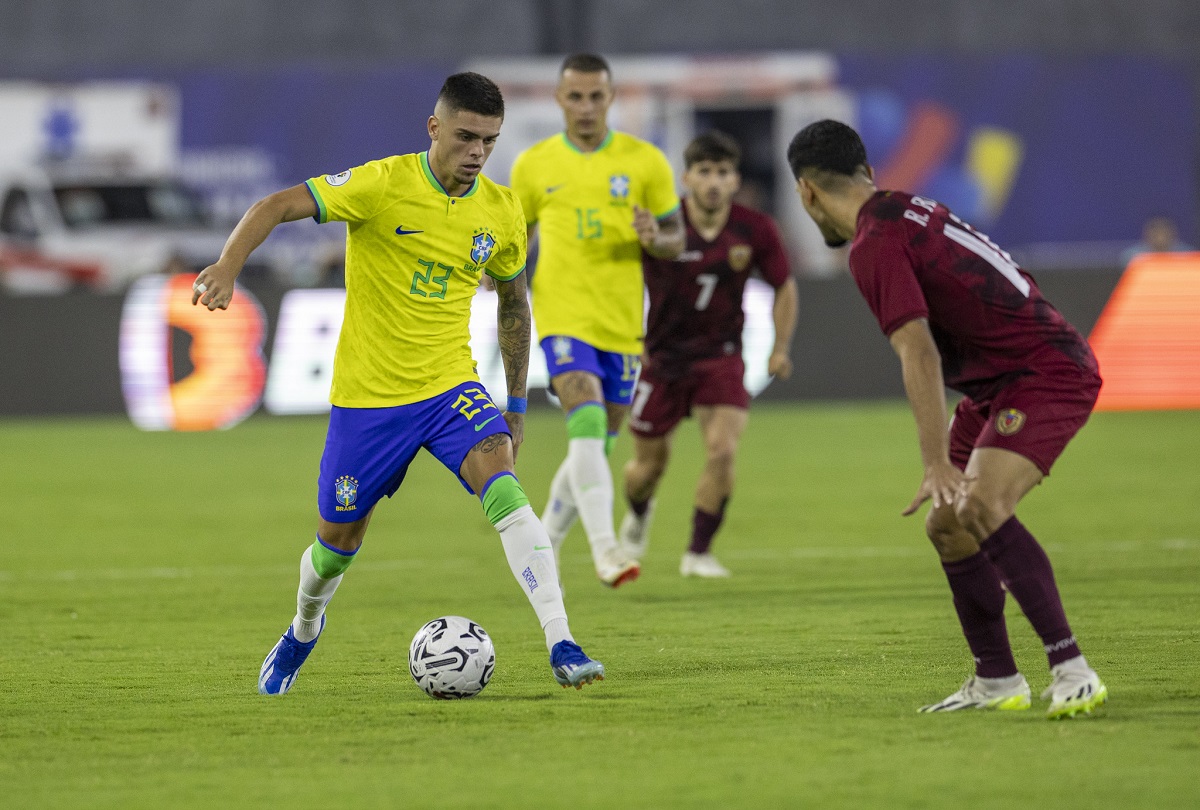 Brasil x Paraguai; onde assistir ao vivo e as escalações do jogo do Brasil desta segunda (5)