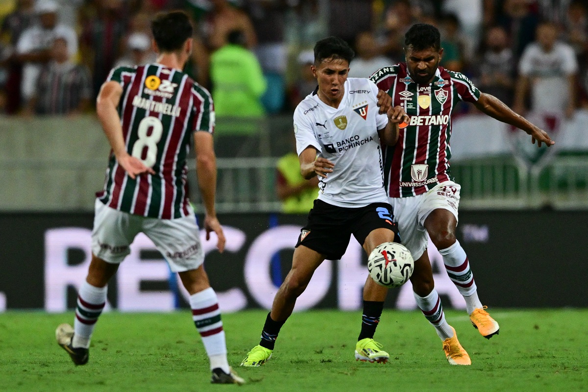 Fluminense campeão da Recopa em noite inspirada de Arias