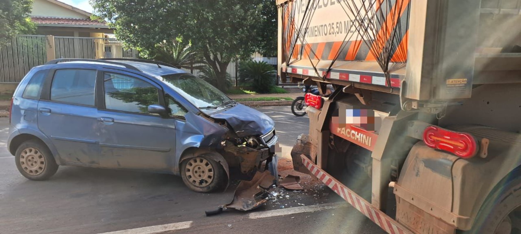 Carro bate em carreta estacionada após desviar de moto em Lucas do Rio Verde
