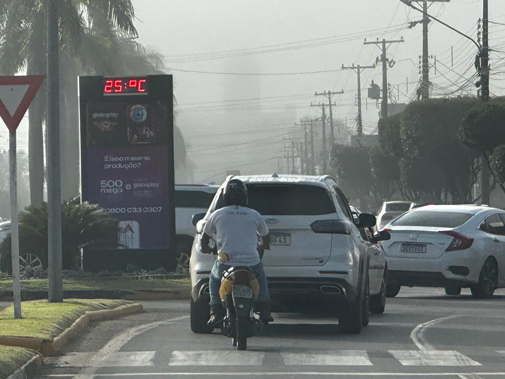 Lucas do Rio Verde amanhece sob neblina nesta sexta-feira (09)