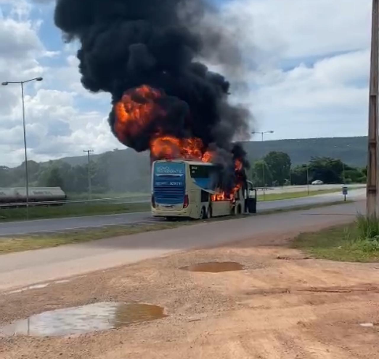 Incêndio em ônibus na BR-364 mobiliza equipes de resgate em Nobres (VÍDEO)