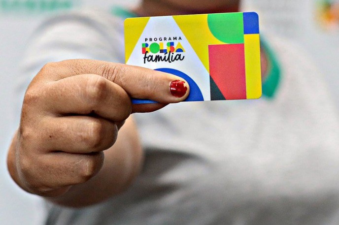 Programas de transferência de renda reduzem o adoecimento por AIDS em até 40%, aponta estudo