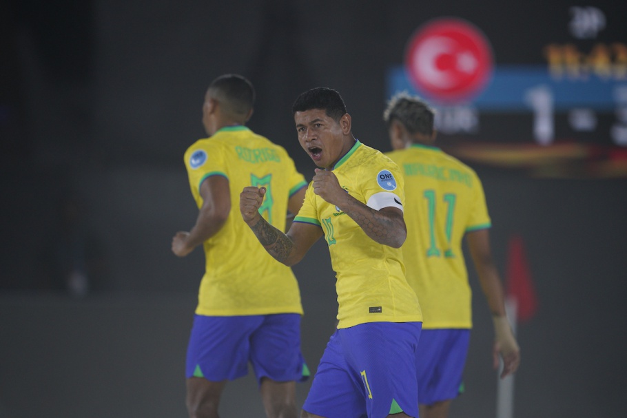 Brasil inicia Copa do Mundo de Beach Soccer com vitória sobre Omã