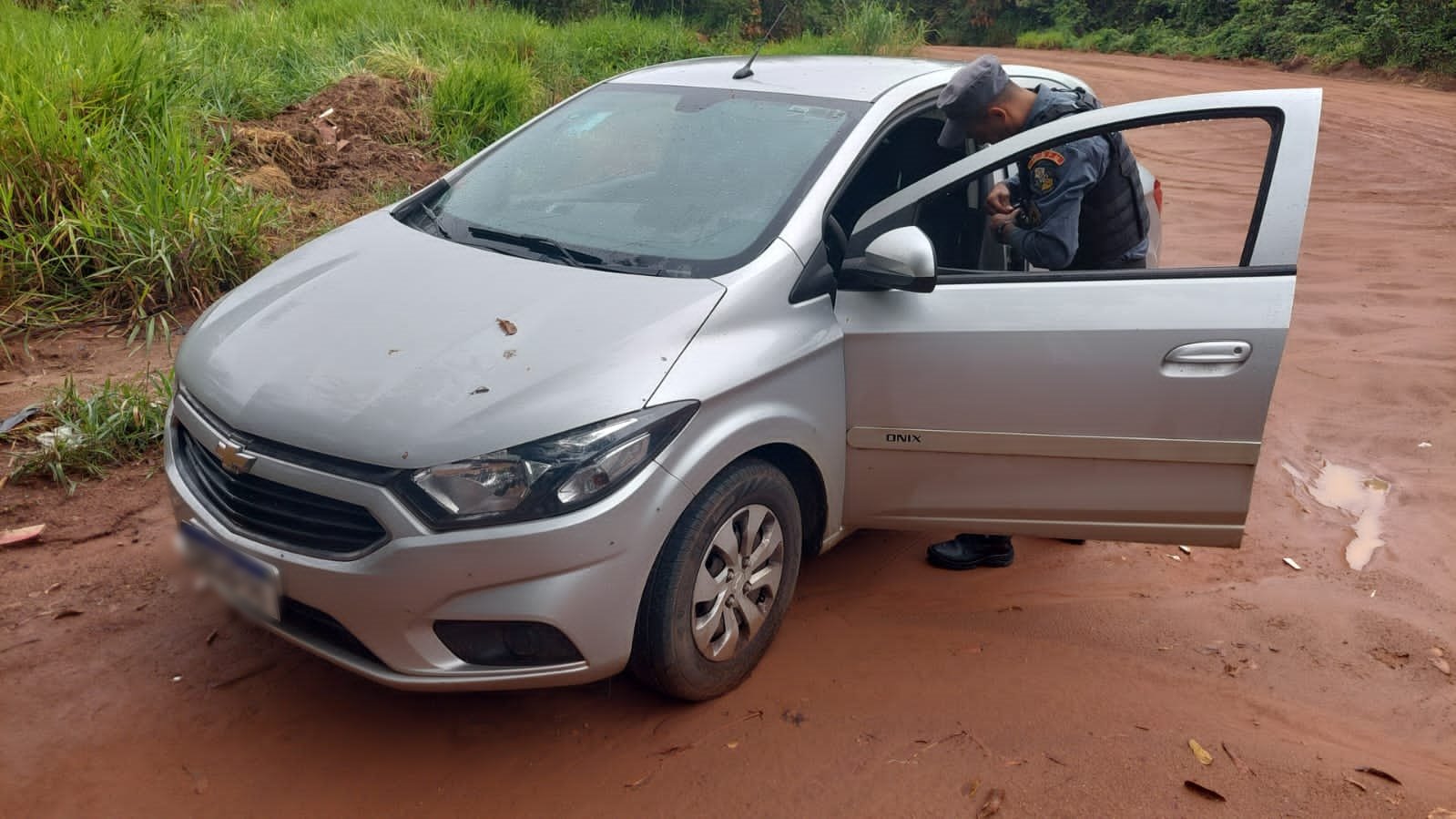 Bandidos armados rendem família e levam carro e objetos pessoais. Veículo foi recuperado pela PM