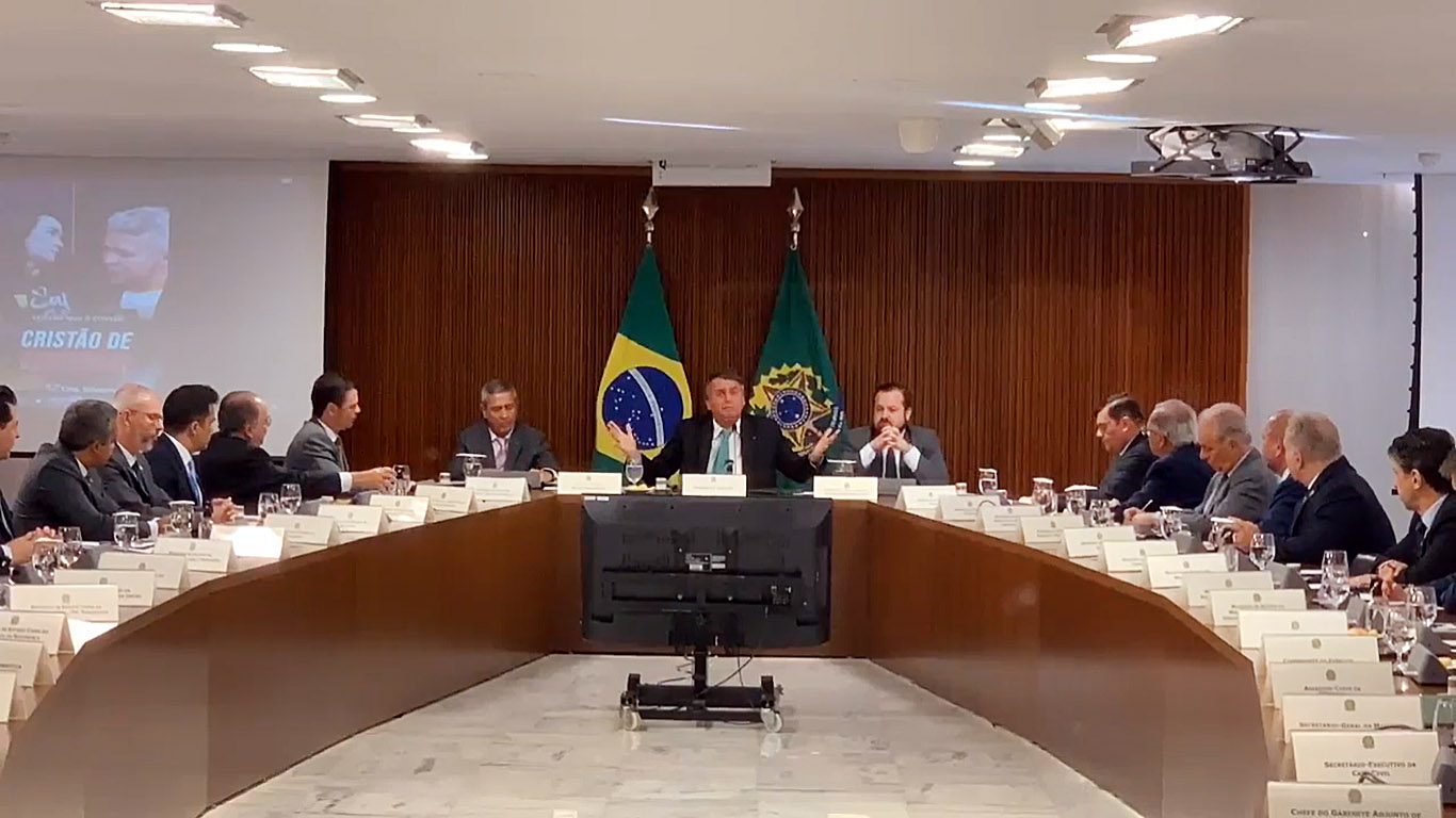 Em vídeo, Bolsonaro orienta ministros a questionar urnas e Judiciário