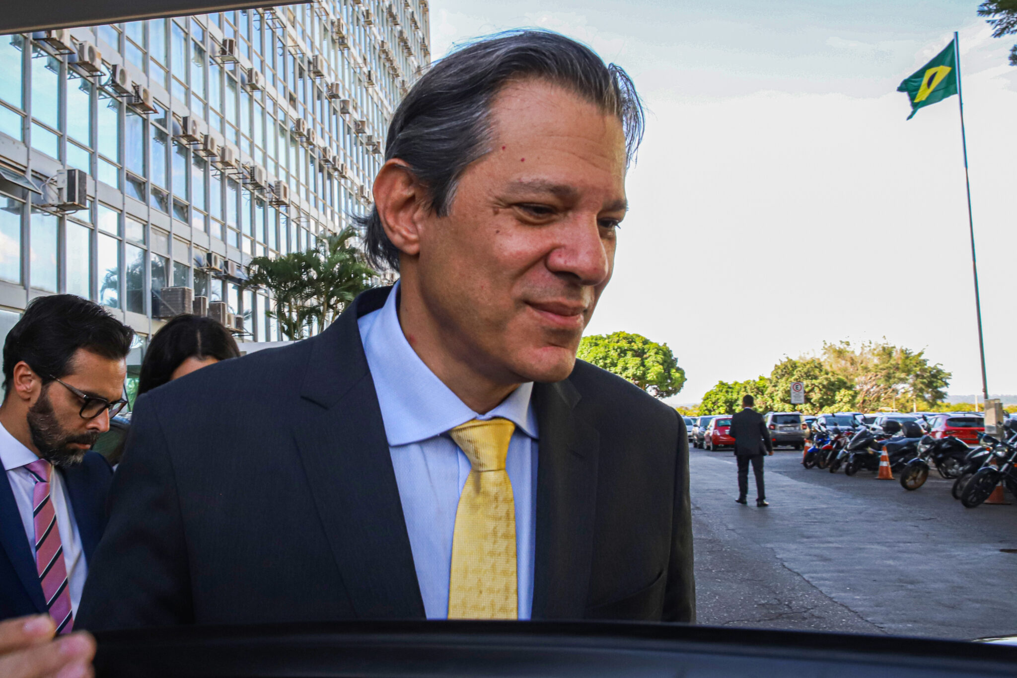 Brasília (DF) 17/10/2023 – O ministro da Fazenda,Fernando Haddad deixando o ministério após reuniões internas. Foto: Antonio Cruz/Agência Brasil