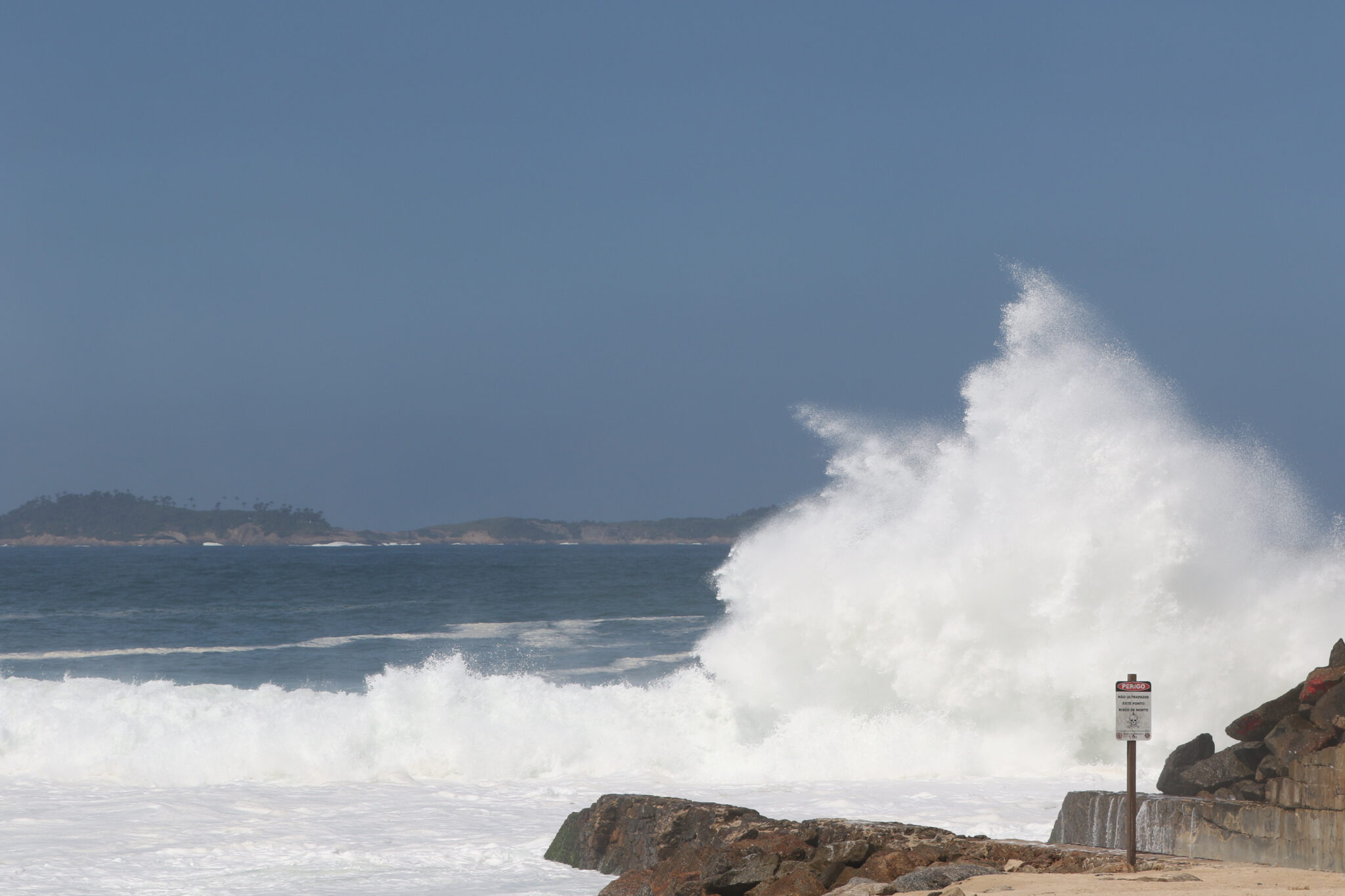 Marinha emite aviso de ressaca do mar com ondas de 2,5m no Rio