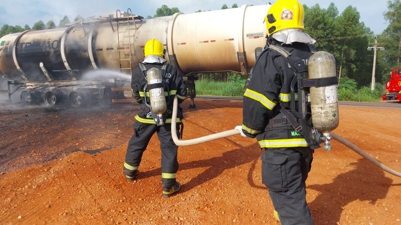 Caminhão-tanque de combustíveis pega fogo na BR-163 em Nova Mutum; motorista escapa ileso