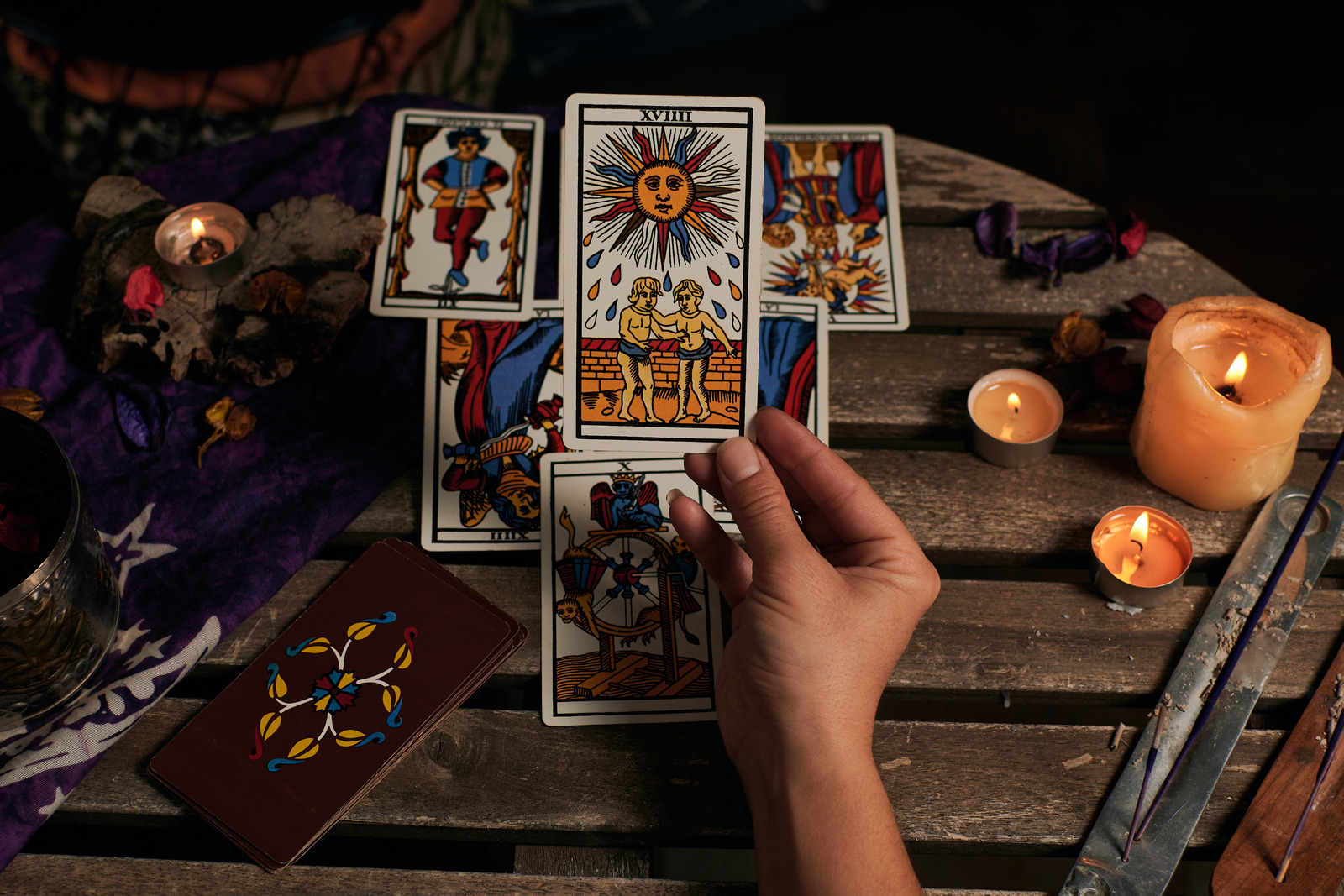 Horóscopo para 24 de março em cartas de Tarô: Libra – doenças, Capricórnios – um belo futuro